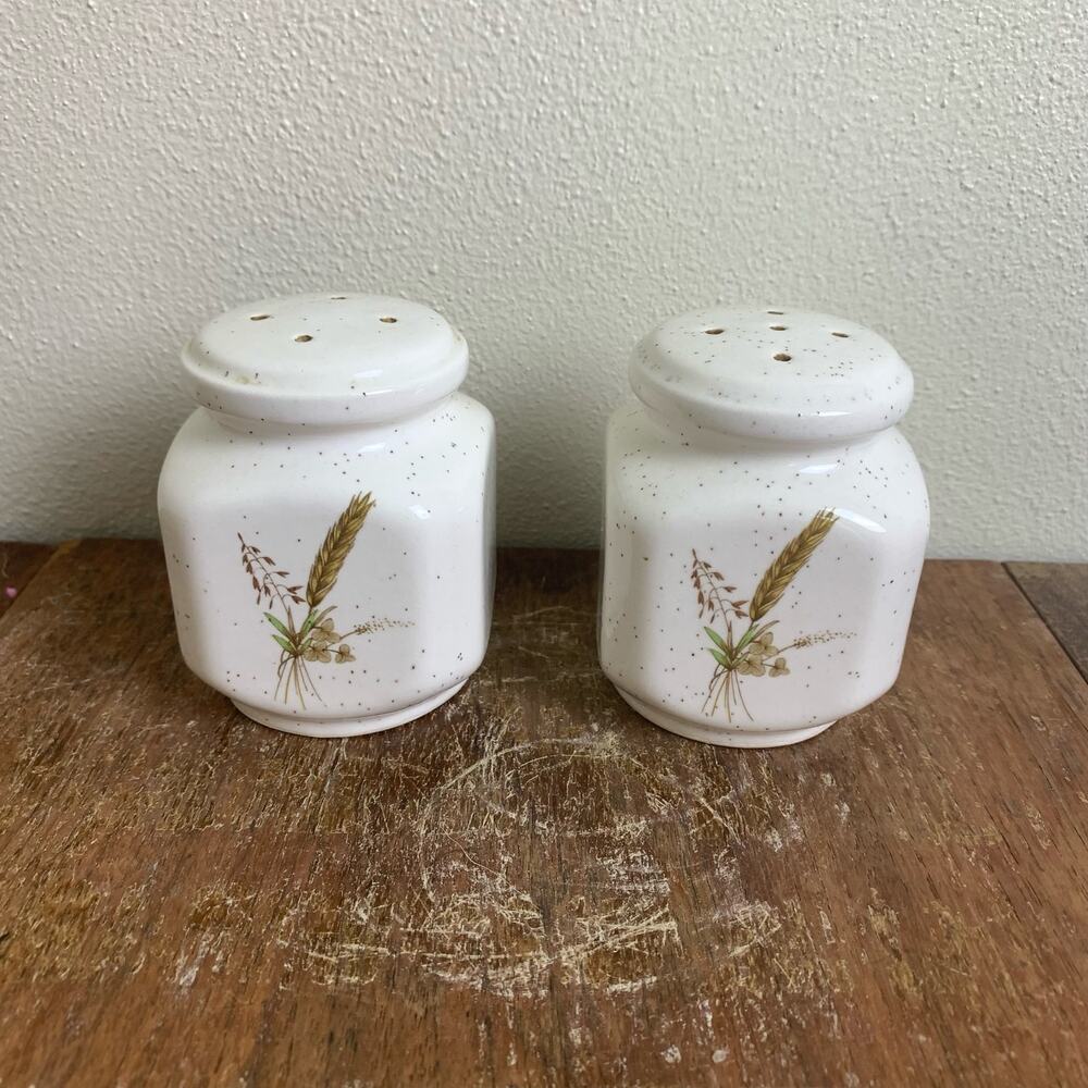 Vintage Pottery Craft USA ceramic tan speckled Wheat‎ Salt & Pepper Shakers